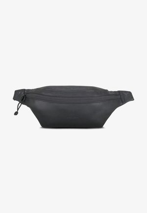 Riñonera de cuero negro con cierre de cremallera, forma curvada y detalle de logo en relieve. Presenta una superficie texturizada y correa ajustable.