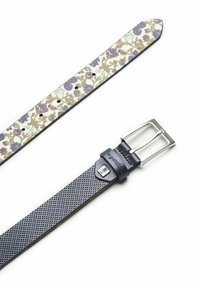 Gürtel mit floralem Muster im oberen Bereich in Lila- und Beigetönen und einem strukturierten unteren Abschnitt aus dunkelblauem Leder. Silberne Metallschließe.