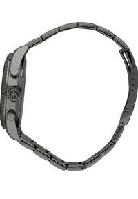 Schwarze Metalluhr mit einem verlinkten Armband, rechteckigem Gehäuse und zwei Seitentasten. Glatte Oberfläche mit polierten und matten Akzenten.