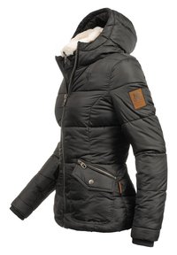 Zwarte pufferjack met een capuchon, voorzien van een nepleren voering, ritszakken en een gestructureerde stof. Bruin leren logo-opdruk op de mouw.