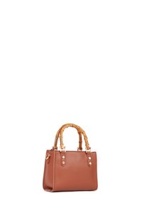 Bolso de cuero marrón con asas de bambú y herrajes dorados. Presenta una forma estructurada, una textura suave y detalles laterales.