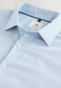 REGULAR FIT  SHORT SLEEVE CUTAWAY COLLAR - Pluus - light blue stripe