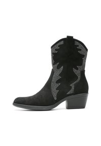 Botas de cowboy de ante negro con puntera afilada, adornadas con remaches plateados en un patrón de hojas y un tacón bajo apilado.