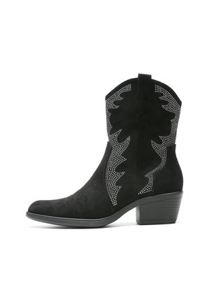 Zwarte suède cowboylaarzen met een spitse neus, decoratieve zilveren studs in een bladvorm en een lage gestapelde hak.