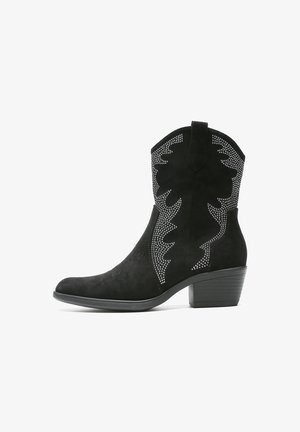 Stivali da cowboy in suede neri con punta a punta, decorati con borchie argentate a forma di foglia e un tacco basso impilato.