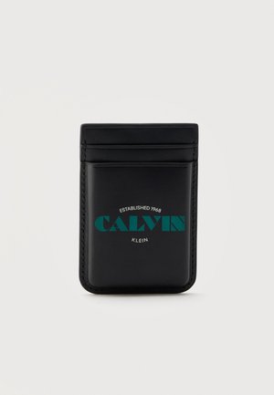 Czarny skórzany portfel na karty z logo Calvin Klein i napisem „Established 1968”, z wieloma przegródkami na karty na jednolitym tle.