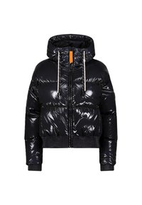 Veste doudoune noire avec une finition brillante, design cropped, capuche ajustable et accent de fermeture éclair orange contrastant ; poignets et ourlet en côte.