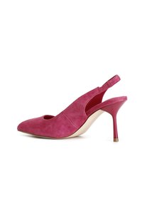 Roze suède slingback pump met uitsnijdingen, spitse neus en een 7,5 cm hoge stilettohak. Vloeiend van textuur met een contrasterende beige zool.