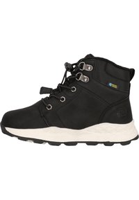 Bottine noire imperméable avec une tige texturée, œillets en métal et une semelle en caoutchouc blanc présentant un motif en zigzag pour une meilleure adhérence.