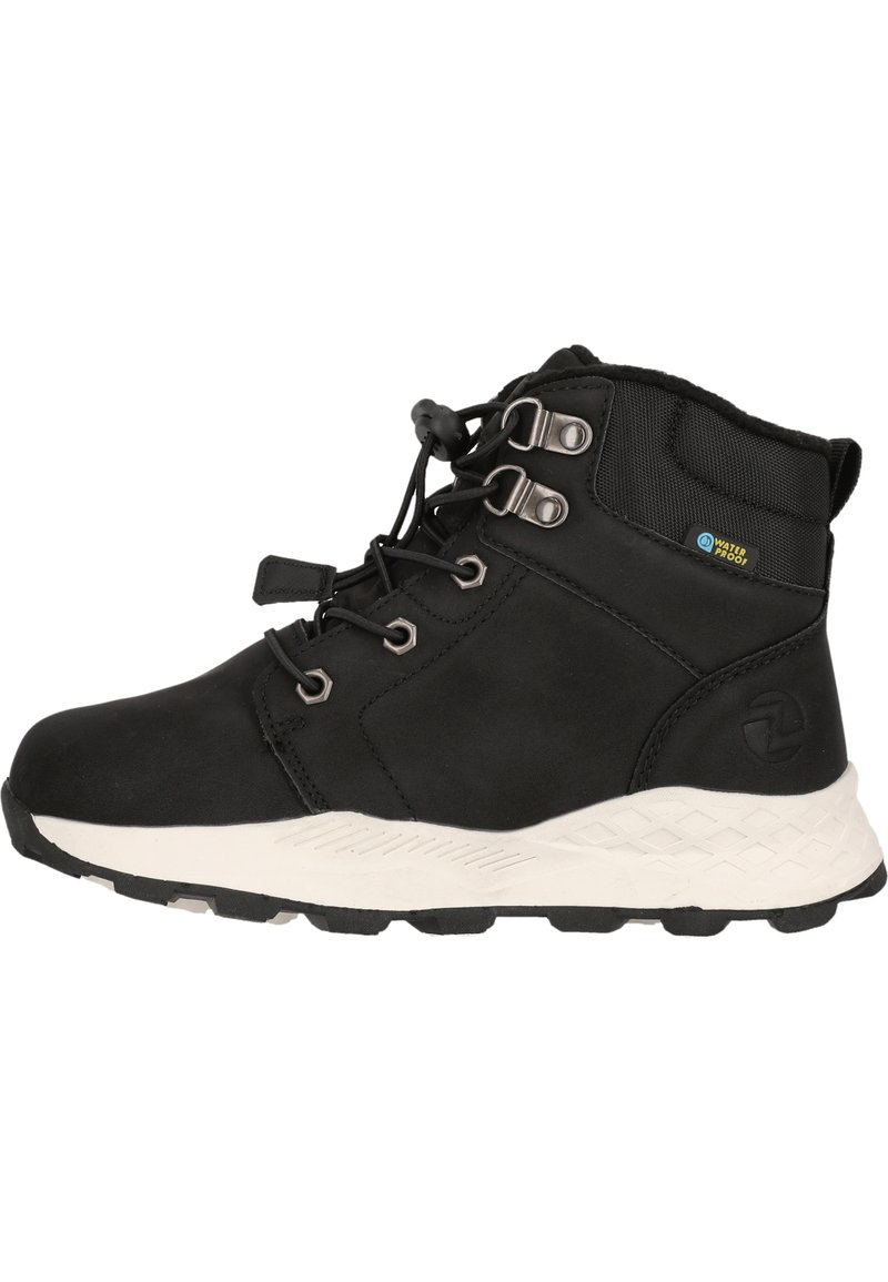 Bottine noire imperméable avec une tige texturée, œillets en métal et une semelle en caoutchouc blanc présentant un motif en zigzag pour une meilleure adhérence.