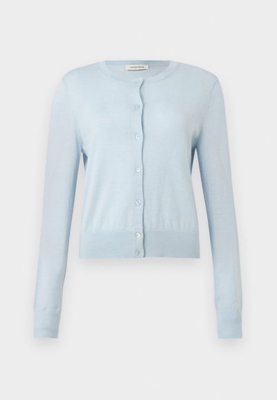 Lichtblauwe lange mouw cardigan met ronde hals en knoopsluiting aan de voorkant, voorzien van geribde boorden aan de mouwen en zoom.