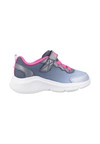 Zapatilla gris y azul claro con parte superior de malla, acentos en rosa, cordones elásticos y una correa de Velcro. Suela de goma blanca con una banda de rodadura texturizada.