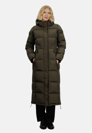 Lang, mørkegrønn polstret kåpe med høg krage, frontglidelås og sidelommer. Designet inkluderer en boksformet silhuett og justerbare snorer.