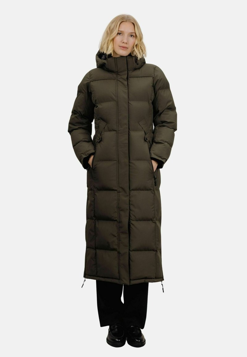 Lang, mørkegrønn polstret kåpe med høg krage, frontglidelås og sidelommer. Designet inkluderer en boksformet silhuett og justerbare snorer.