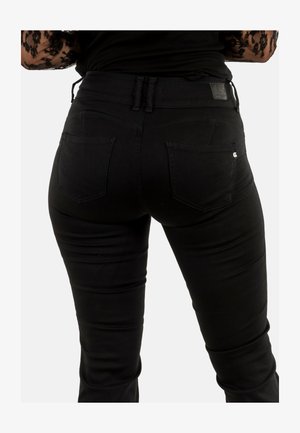 Zwarte high-waisted jeans met een gladde textuur, voorzien van twee achterzakken en een klein logo-etiket op de tailleband.