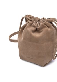 Borsa a sacco in suede marrone con una texture morbida, forma arrotondata e tracolla regolabile. Branding minimale impresso sul fronte.