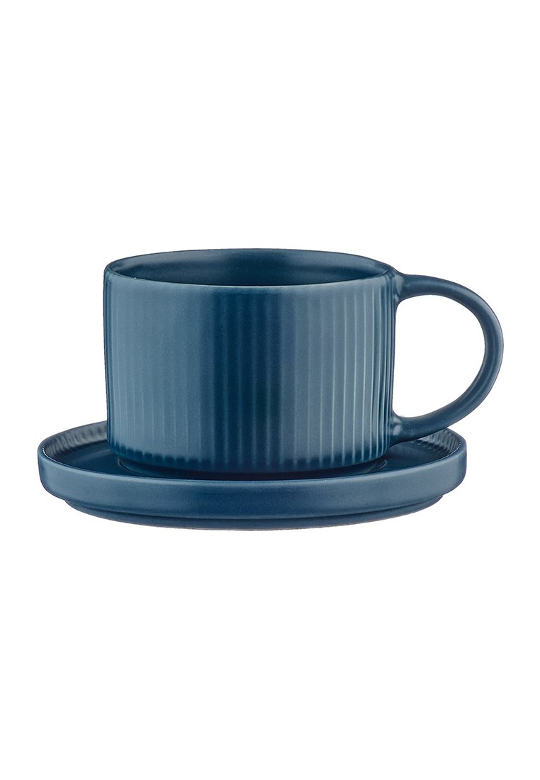 Tazza in ceramica blu scuro con una texture rigata, completa di piattino abbinato. La forma arrotondata e il manico robusto offrono supporto ergonomico.