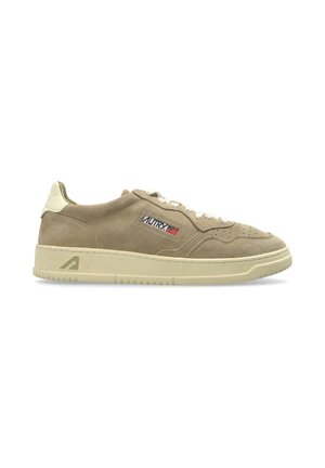 Sneakers beige in suede low-top con lacci bianchi, logo Autry e bandiera americana sul lato, suola spessa in gomma color crema e dettaglio bianco sul tallone.