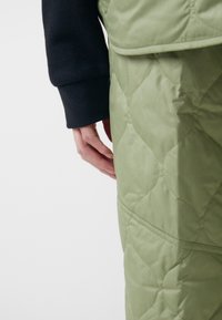 Nike Sportswear ESSENTIAL PANT - Teplákové kalhoty - oil green/black