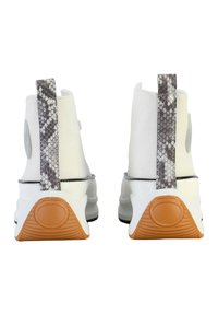 Witte hoge sneakers met grijze slangenprint accenten op de hak, getextureerde rubberen zolen en een gewatteerde kraag voor extra comfort.