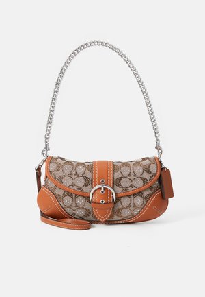 Sac en cuir tanné et en mesh kaki, de forme arrondie, avec une chaîne et un détail de boucle. Comprend des coutures contrastées et une étiquette.