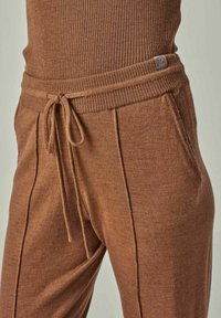 YOU LOOK PERFECT ELISA - MERINO KNIT PANTS WITH PIPING - Pyjama bottoms - cognac