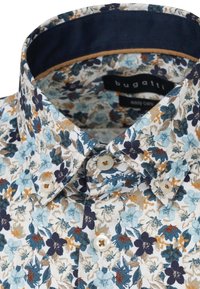 Weißes Hemd mit floralem Muster in Blau-, Braun- und Orangetönen. Mit einem Button-Down-Kragen und cremefarbenen Knöpfen. Markenlabel sichtbar.