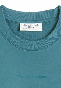 Sudadera azul verdosa de cuello redondo Marc O'Polo Denim con cuello acanalado y etiqueta de ajuste regular cosida en el interior del cuello.