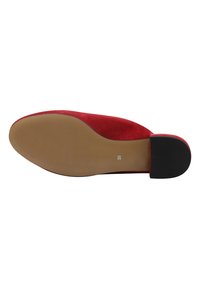 Rote Wildleder-Ballerinas mit flexibler beigefarbener Gummisohle, runder Zehenpartie und kleinem schwarzem Absatz. Glatte Textur und minimales Design.