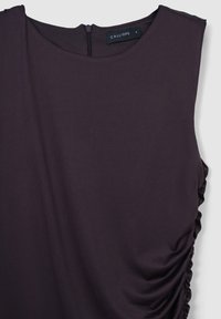 Top viola senza maniche con scollatura rotonda, caratterizzato da dettagli arricciati su un lato e una cerniera sul retro. Realizzato in tessuto morbido e liscio.