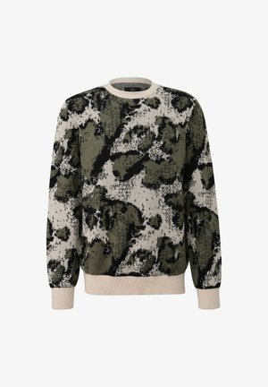 Ümariku kaelaga särk, millel on abstraktne kamuflaažmustern roheline, must ja beež, sisaldades soonikleid ja soonikut.