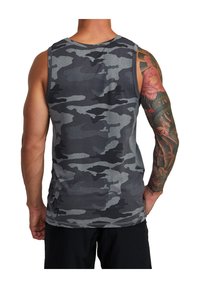 Ärmelloses graues Tanktop mit einem Camouflage-Muster in dunklen und hellen Grautönen. Aus einem leichten, atmungsaktiven Stoff gefertigt.