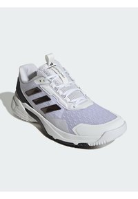 Białe buty sportowe z siateczkowym wierzchem, syntetycznymi akcentami, czarnym trzy-stripes, wyściełanym kołnierzem i teksturowaną podeszwą dla lepszej przyczepności.