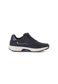 Baskets de sport bleu marine avec une tige en daim, accents contrastés en bleu clair, design à lacets et semelle blanche rembourrée. Présente un talon texturé.