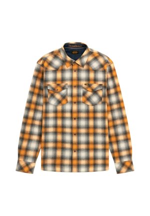 Camicia a maniche lunghe a quadri nei colori arancione, nero e bianco. Presenta una chiusura frontale con bottoni, due tasche sul petto e un colletto standard. Tessuto morbido.