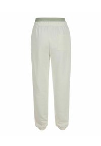 Weiße Jogginghosen mit einem grünen elastischen Bund, einer einzelnen Gesäßtasche, schmal zulaufenden Säumen und einer weichen Stofftextur.