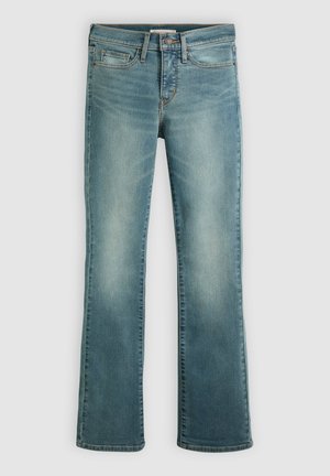 Jean en denim bleu avec une jambe légèrement évasée, bouton et fermeture éclair à l'avant, et style à cinq poches, présenté sur un fond uni.