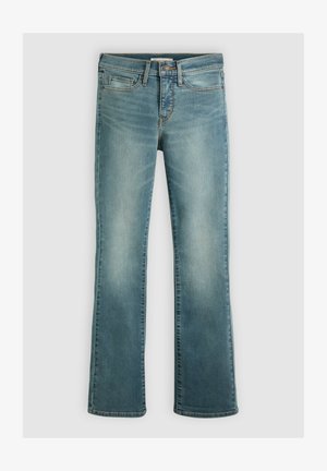 Jean en denim bleu avec une jambe légèrement évasée, bouton et fermeture éclair à l'avant, et style à cinq poches, présenté sur un fond uni.