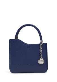 Navyblaue Lederhandtasche mit structuriertem Finish, abgerundeten Griff, silberfarbener Hardware und einem dekorativen Anhänger.