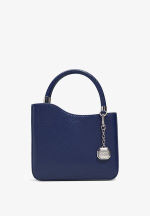 Borsa a mano in pelle blu navy con finitura testurizzata, manico rotondo, hardware color argento e un ciondolo decorativo attaccato.