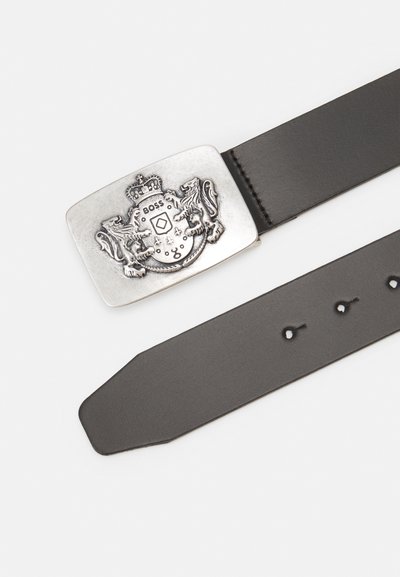Ceinture en cuir noir avec une boucle rectangulaire en métal argenté ornée d'un motif de blason et du mot "BOSS". Comprend plusieurs trous d'ajustement.