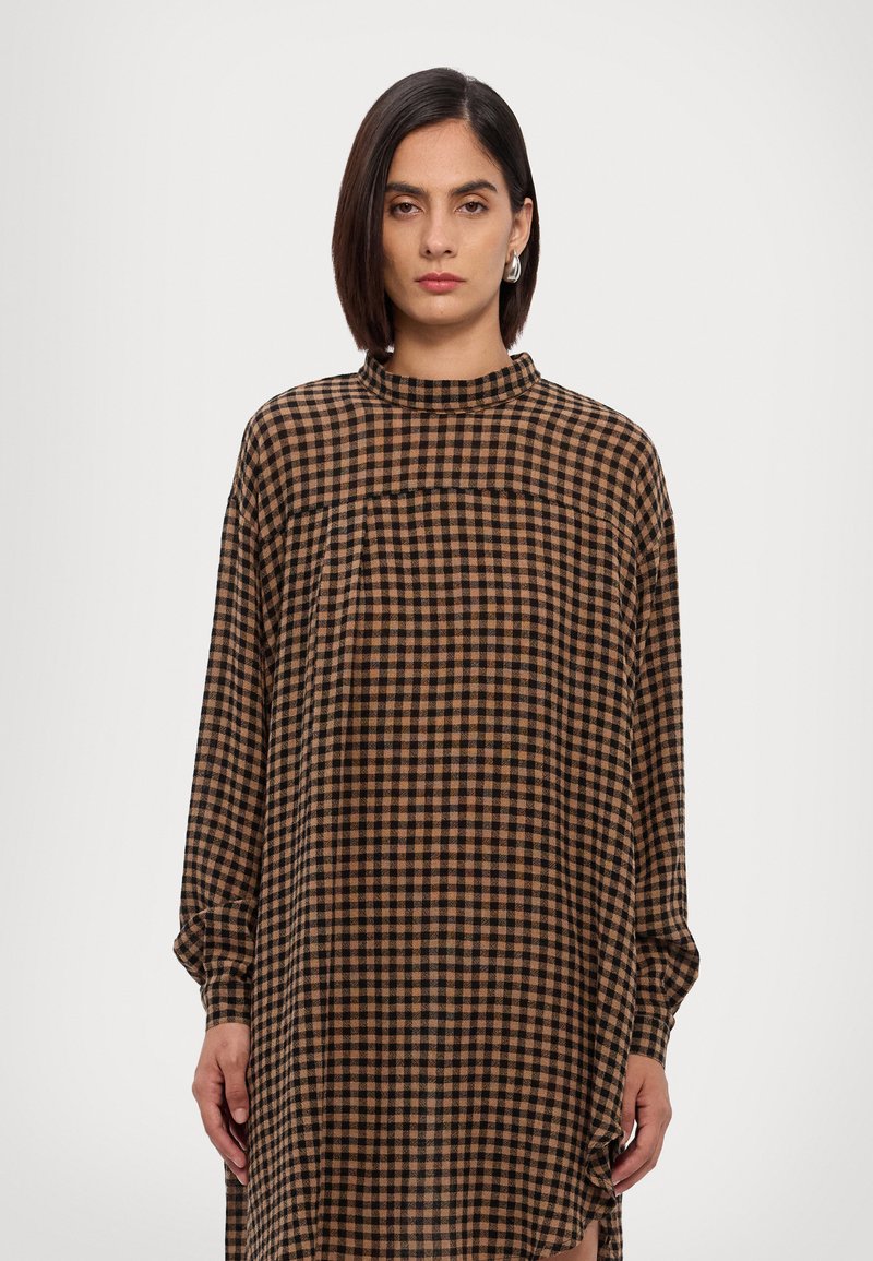 Henrik Vibskov FLIP SHIRT - Palaidinė - beige/black