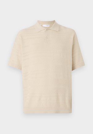Beige gebreide polo-shirt met een kraag, korte mouwen en getextureerde horizontale patronen. Twee knopen bij de halslijn. Zacht materiaal.