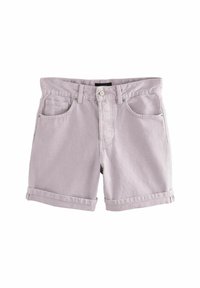 Pantalones cortos de mezclilla morado claro con corte recto, puños enrollados, bolsillos frontales y cierre de botón. Textura suave y diseño informal.
