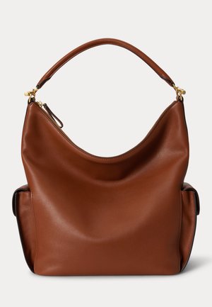 Borsa a tracolla in pelle marrone con manico largo, cerniera dorata e tasche laterali su sfondo bianco.