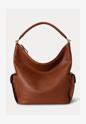 Pruun nahast õlakott laiade sangade, kuldse tõmblukuga ja küljetaskutega valgel taustal.