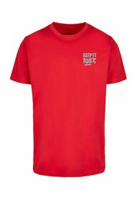 Camiseta de algodón roja de manga corta, con el texto "MANTENLO AL 100%" en blanco. Cuello redondo y un diseño sencillo sin patrones adicionales.