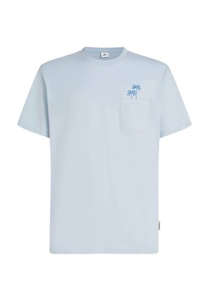 Světlé modré bavlněné tričko s krátkými rukávy, kulatým výstřihem, kapsou na hrudi a vyšívaným motivem palmy v modré barvě na kapse.