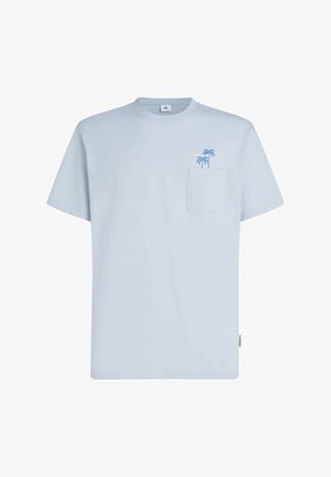Světlé modré bavlněné tričko s krátkými rukávy, kulatým výstřihem, kapsou na hrudi a vyšívaným motivem palmy v modré barvě na kapse.