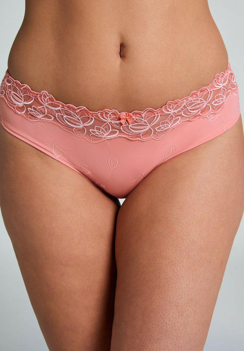 Roze ondergoed met kantafwerking, voorzien van bloemrijke borduurdetails, een klein strikje in het midden en een gladde stoftextuur.